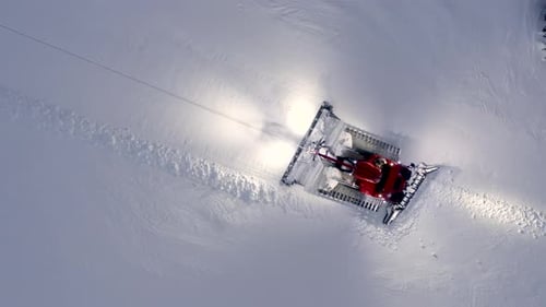 Hoch über dem Schnee Pflegemaschine im Skigebiet Aerial Top Down Shot
