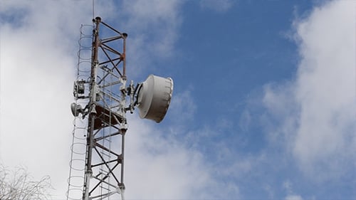 Antigua antena de telecomunicaciones oxidada