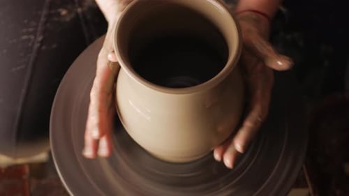 Professional Potter Makes Pot à lait