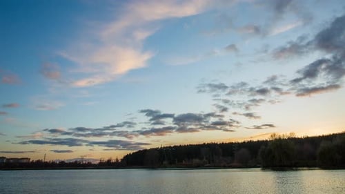 Beau ciel au coucher du soleil, rivière, laps de temps