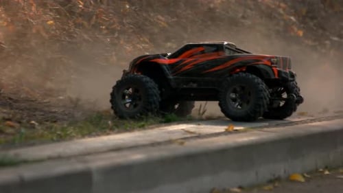 Une
voiture Monster Truck grimpe sur une colline.