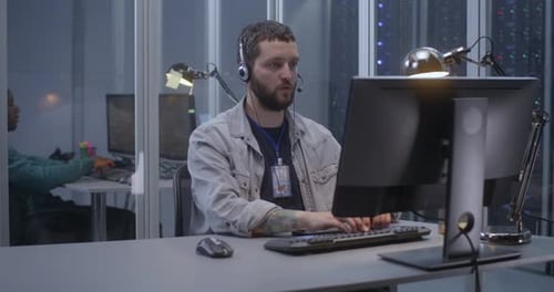 Junger Mann arbeitet im Rechenzentrum