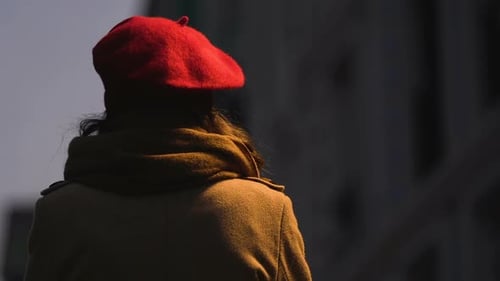 Chica solitaria siente frío por la noche, esperando al hombre, fecha fallida, vista trasera