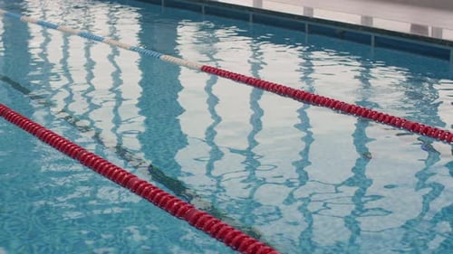 Wasserplätschern im Pool drinnen