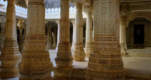 Colonnes du magnifique temple jaïn de Ranakpur ou Chaturmukha Dharana Vihara Mandir à Ranakpur