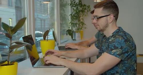 Zwei Mann, der HTML codiert und auf dem Bildschirm programmiert, Laptop, Entwicklungsweb, Entwickler.