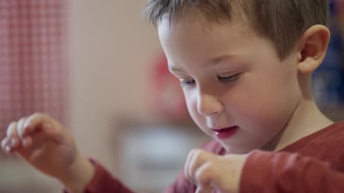 Gros plan d'un garçon jouant sur une tablette