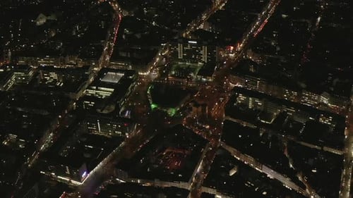 LUFTAUFNAHME: Langsame Overhead-Aufnahme der Stadt bei Nacht mit Licht und Verkehr, Köln, Deutschland