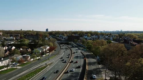 Vistas aéreas: autopista de varios carriles que conduce hacia la ciudad de Nueva York, Skyline Horizon Neigh