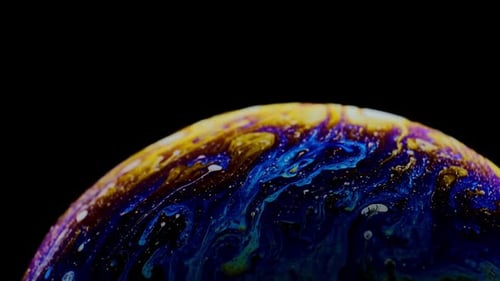 Makro-Seifenblase aus Spülmittel. Abstrakte Farbe
