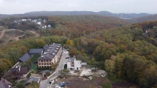 Drohne fliegt über das Wohnhaus und den Wald