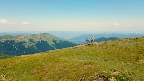 Zwei Touristen stehen auf dem montenegrinischen Kamm