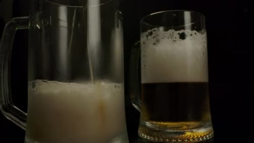 Bierfüllbecher in der Kneipe