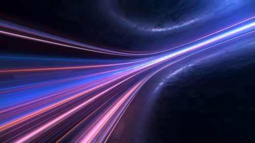 Licht und Streifen bewegen sich schnell über dunklen Hintergrund und spiegeln sich in der Straßenoberfläche wider.