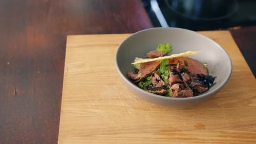 Nahaufnahme eines köstlichen frisch gekochten Gerichts in Schüssel auf dem Tisch in der Küche