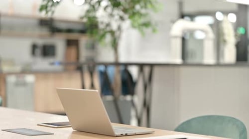 Hombre de mediana edad que se pone de pie y se va en la oficina
