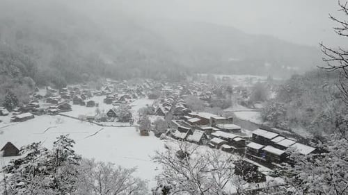 Schnee fällt im Dorf