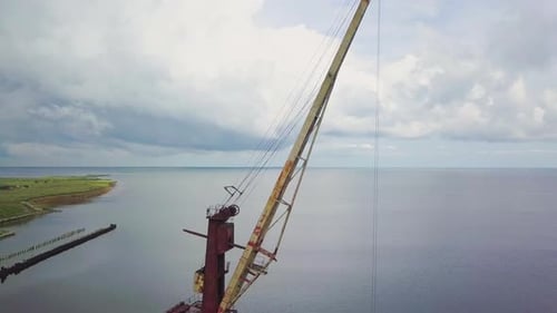Ein alter verlassener rostiger Kran im Seehafen