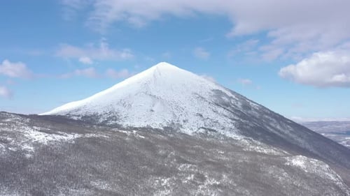 Nieve en la cima de la montaña: Imágenes aéreas en 4K de Rtanj