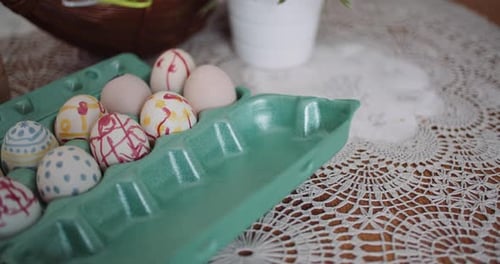 Œufs de Pâques dans une extrudeuse sur une table décorée
