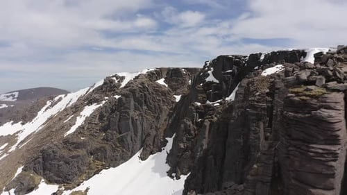 Falaise de montagne écossaise recouverte d'Drone de neige