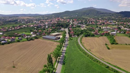 Vue aérienne du village près des montagnes. Paysage de campagne