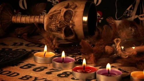 Totenkopf und Kerzen auf Ouija Spirit Board