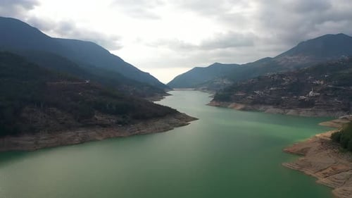 Une grande rivière en Turquie filmée sur un Drone