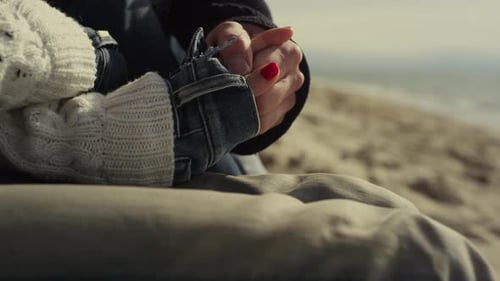 Romantisches Paar Hände berühren sich am Sea Beach