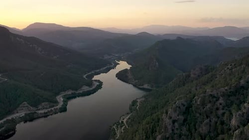Coucher de soleil sur la rivière dans les montagnes filmé sur un Drone