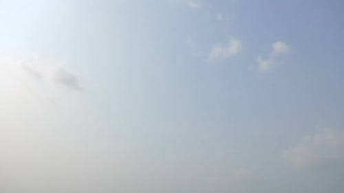 Zeitraffer einer weißen Wolke, die sich um den Himmelshintergrund bewegt