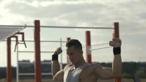 Mann mit Fitnessgummi