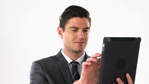 Empresario con tableta digital