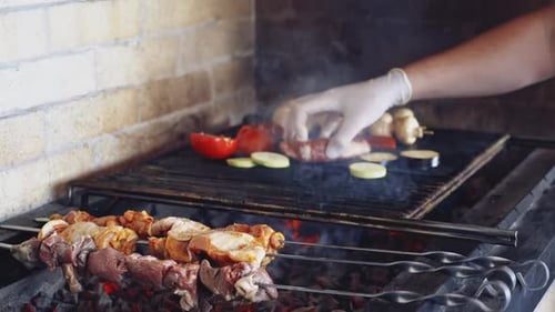 Fleischspieße vom Grill. Fleischzubereitung auf Grillrost über Holzkohle