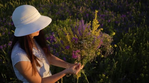 Femme fleuriste avec bouquet de fleurs des champs