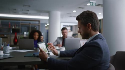 Ernsthafter Arbeiter mit Tablet Daten analysieren