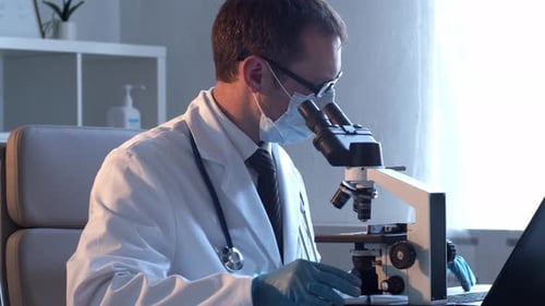 Professioneller Arzt, der im Krankenhausbüro mit Computertechnologie arbeitet.