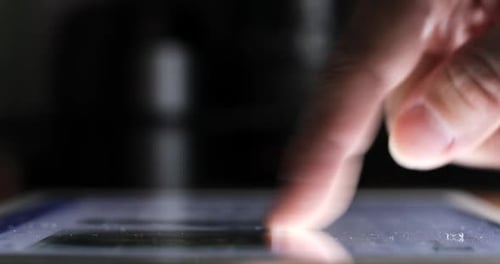 Fingerberührung auf Tablet-Computer
