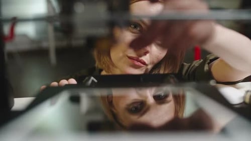 Ingénieur travaillant avec une machine d'impression 3D