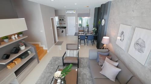 Sala de estar totalmente decorada con muebles e iluminación elegantes