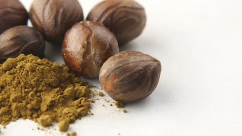 Gemahlene Muskatnuss und Pulver auf dem Tisch Nahaufnahme