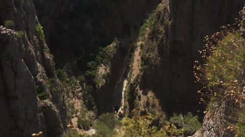 Erstaunliche Schlucht zwischen alten Bergen mit steilen Klippen