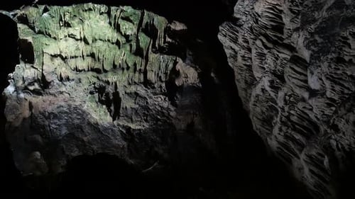 Höhlenformationen von Stalaktiten und Stalagmiten 3840X2160 UltraHD Footage - Dekoration tief im Inneren