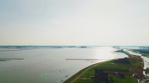 Felder und Flüsse, Wasser, das sich über ausgewiesene Überschwemmungsgebiete erstreckt.