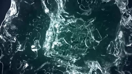 Kollision zweier grüner Wasserströme