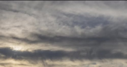 Timelapse dos raios solares noturnos emergindo através das nuvens frias e nubladas nas montanhas