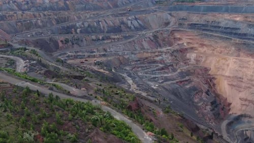 Wunderschöner Blick auf massiven Steinbruch mit Straßen in der Bergbauindustrie Film Grain