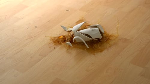 Eine Tasse Kaffee trinken und auf Holzboden brechen, Zeitlupe