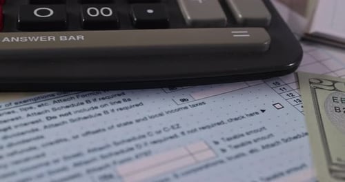 Vérification de la déclaration de revenus avec devise américaine et bloc-notes à spirale