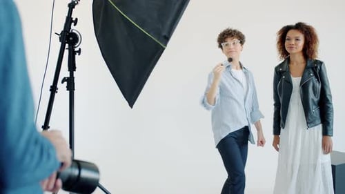 Modelo afroamericana que trabaja con maquilladora y luego posa para la cámara en el estudio